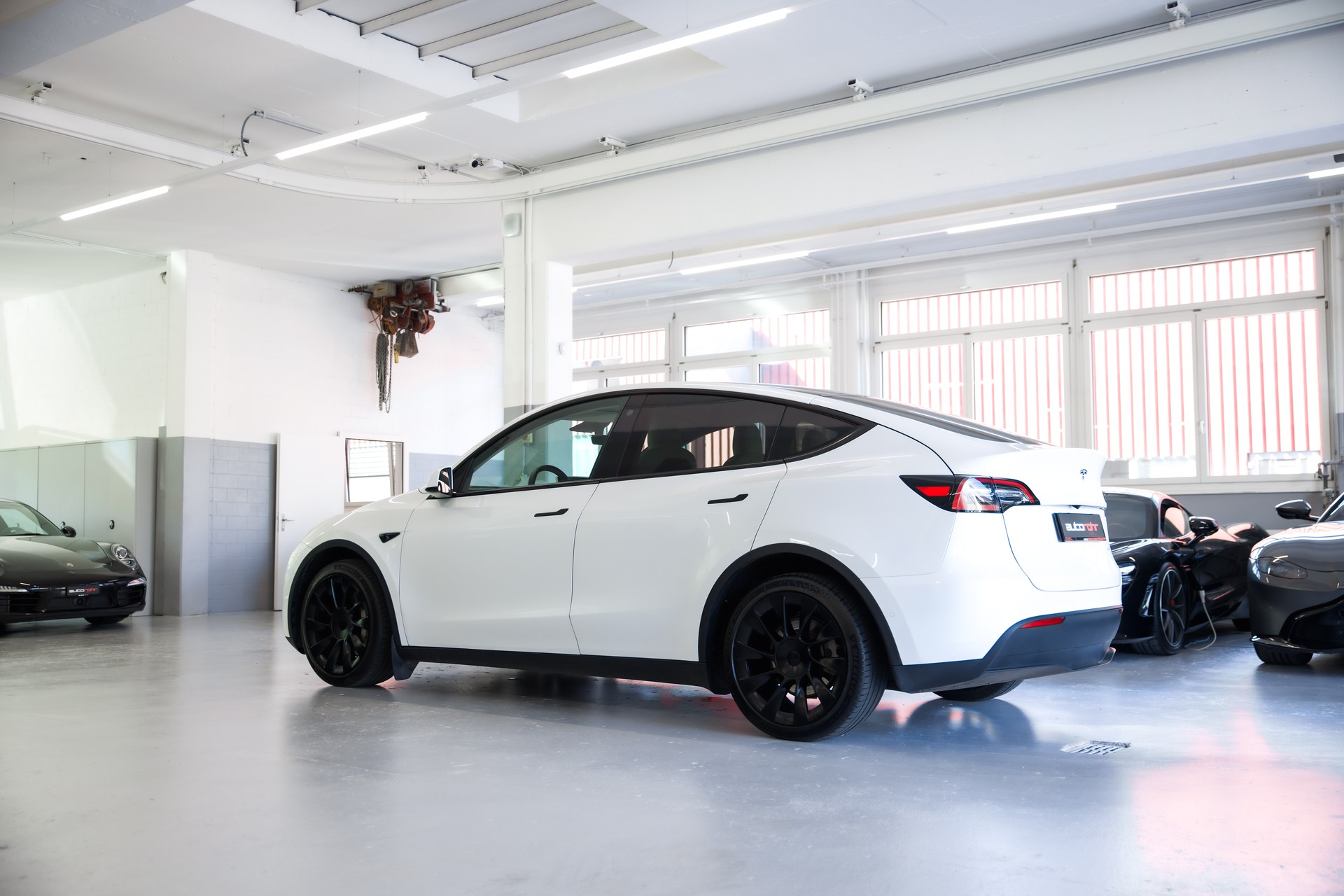 TESLA Model Y Long Range D-image-7
