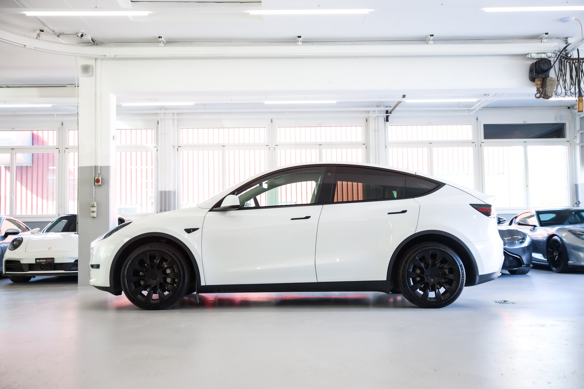TESLA Model Y Long Range D-image-4