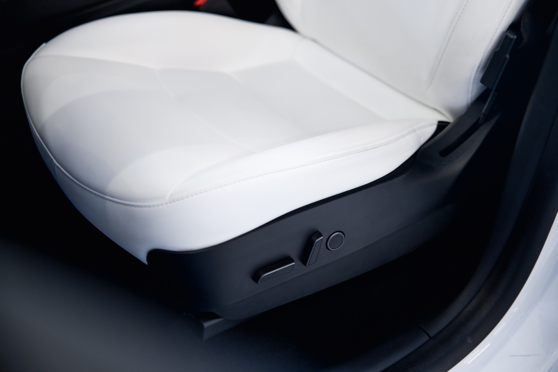 TESLA Model Y Long Range D-image-19