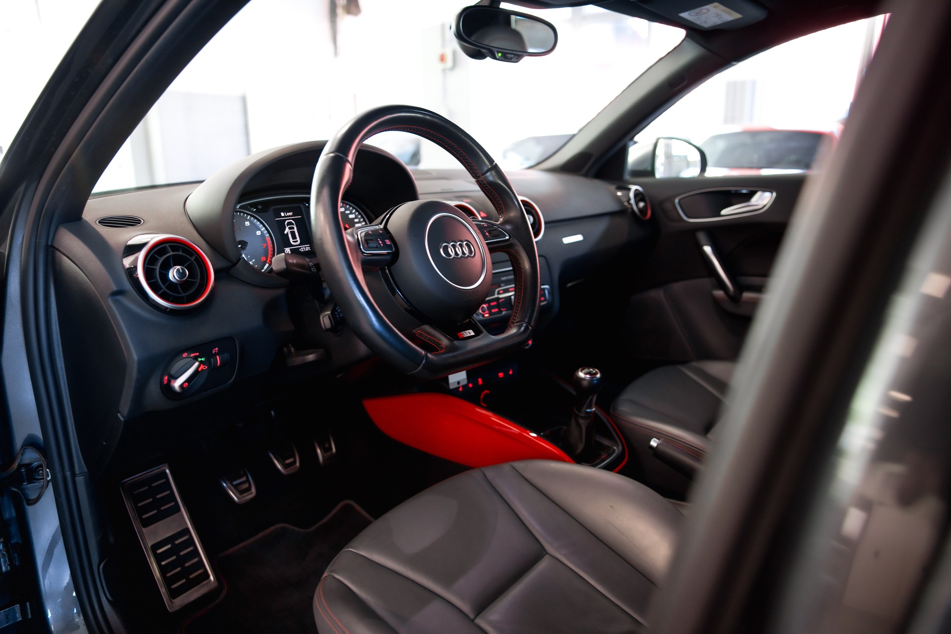 AUDI S1 Sportback 2.0 TFSI quattro-image-17