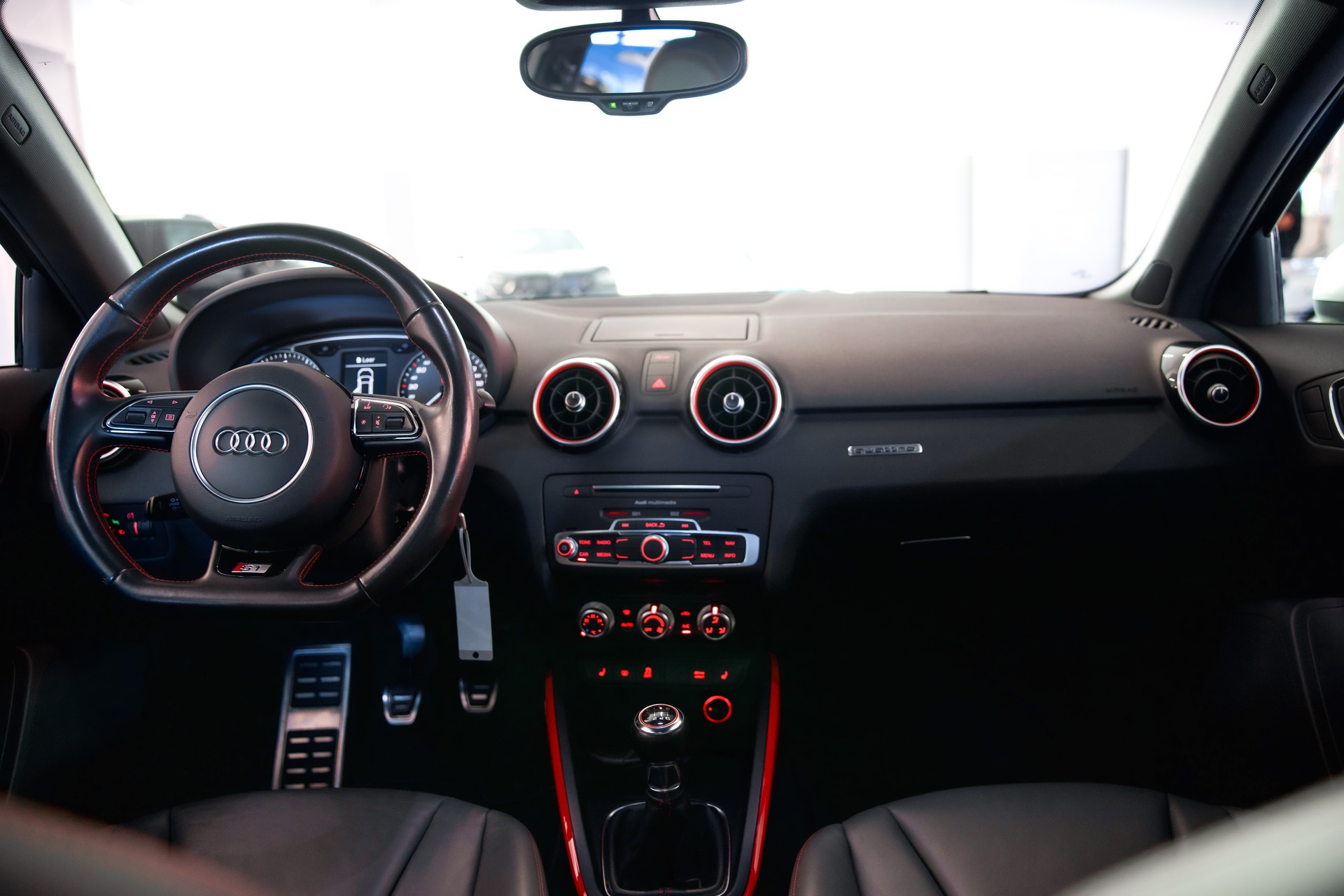AUDI S1 Sportback 2.0 TFSI quattro-image-16