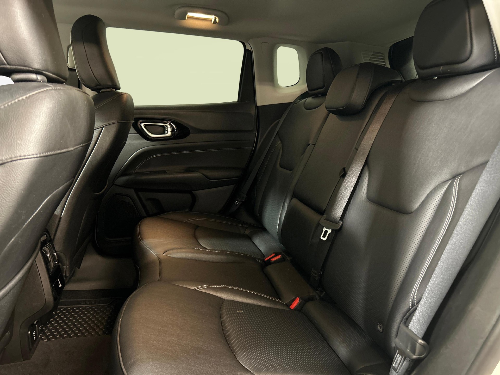 JEEP Compass 1.3 Limited 4xe-showroom-element-3