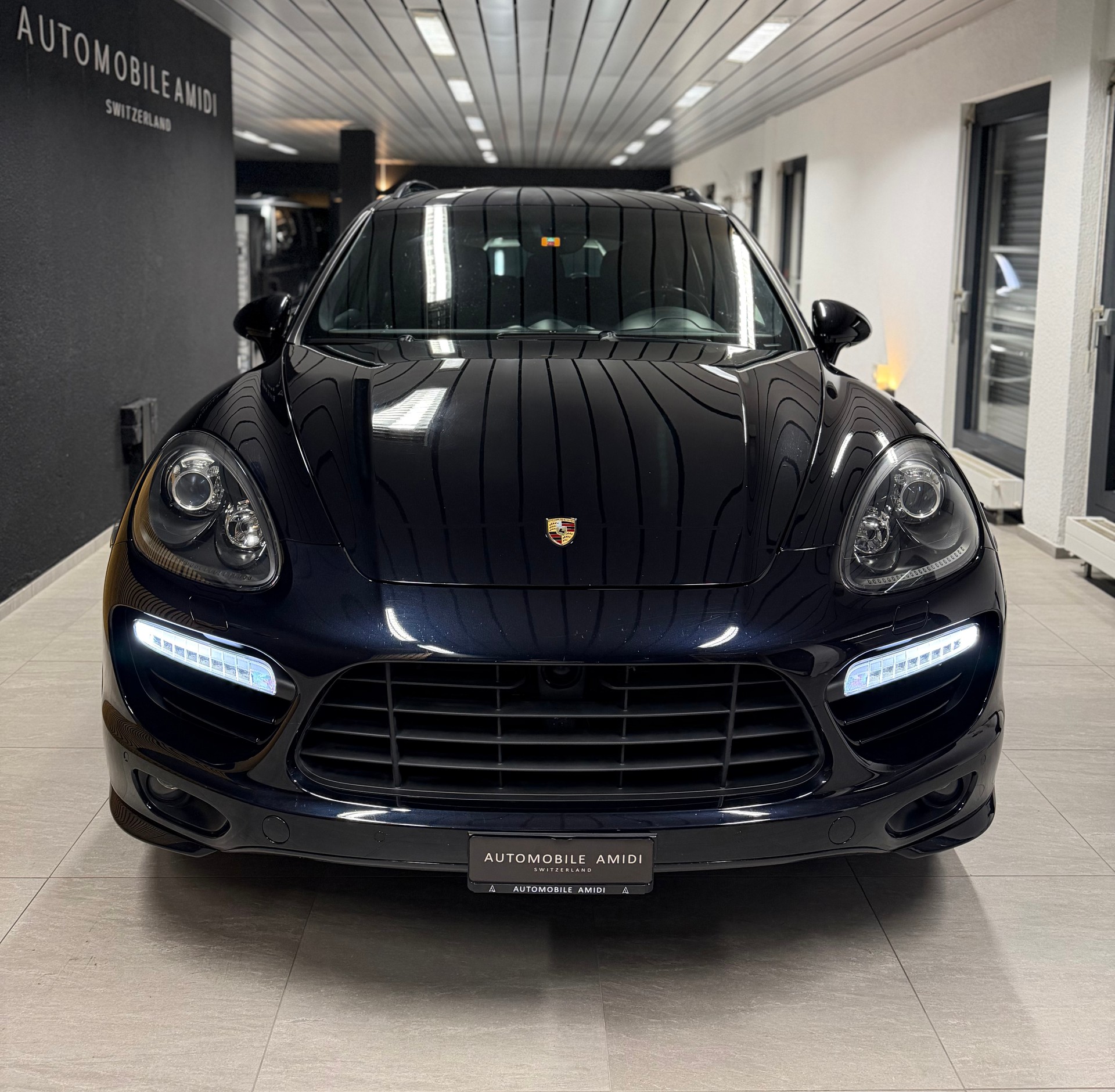 PORSCHE Cayenne Turbo-showroom-element-1