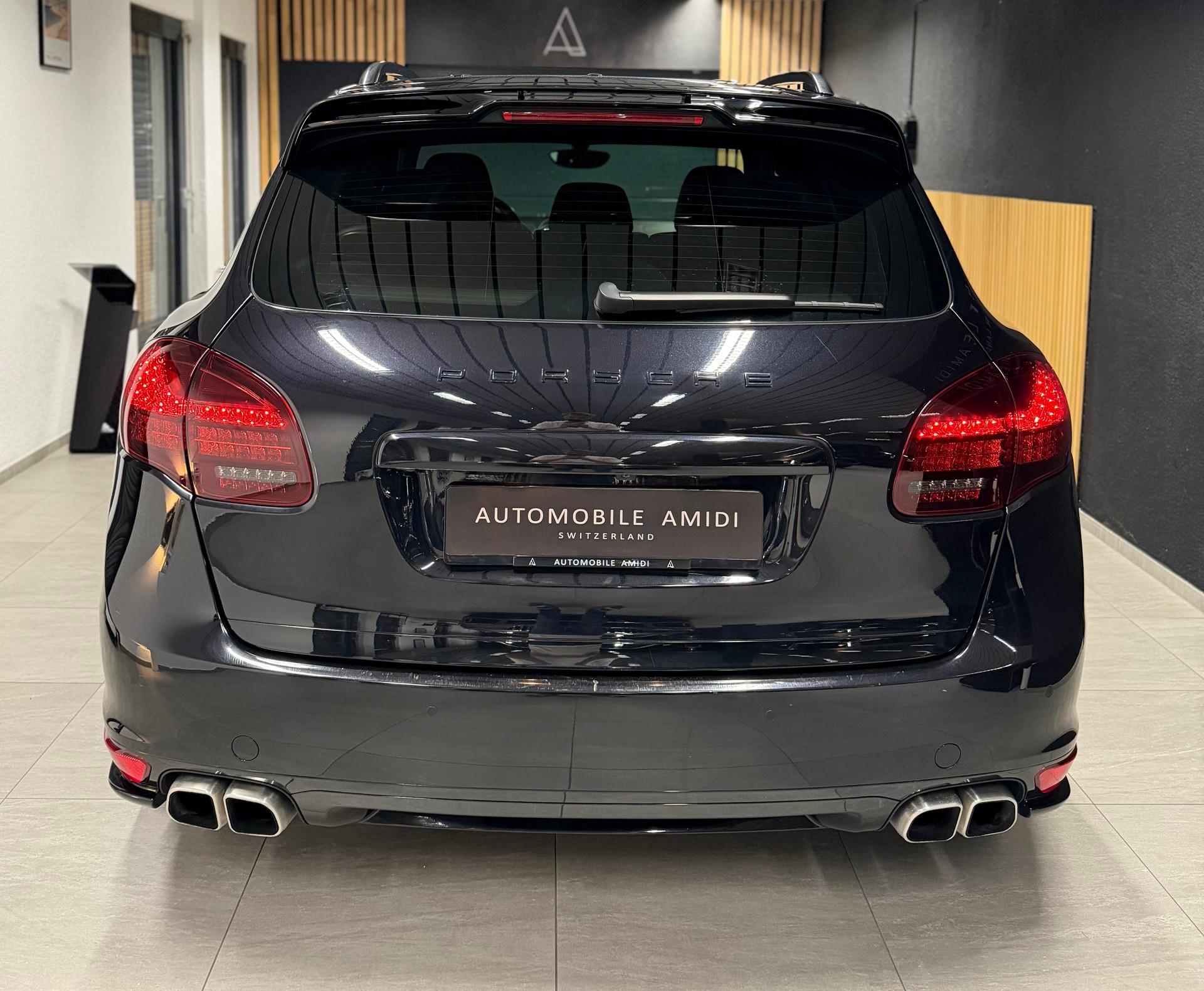 PORSCHE Cayenne Turbo-showroom-element-3