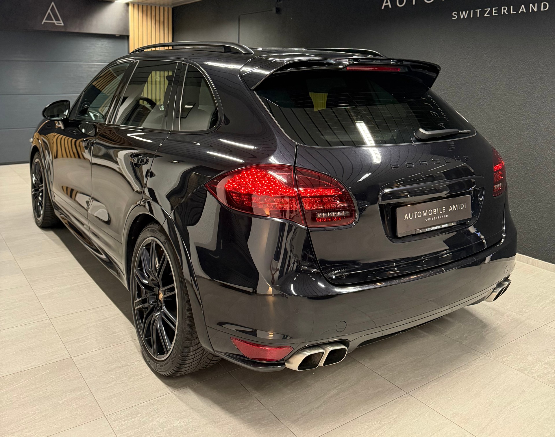 PORSCHE Cayenne Turbo-showroom-element-2