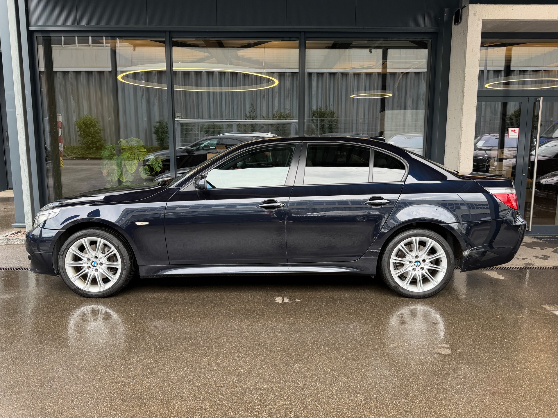 BMW 530xd M-Sportpaket-showroom-element-1