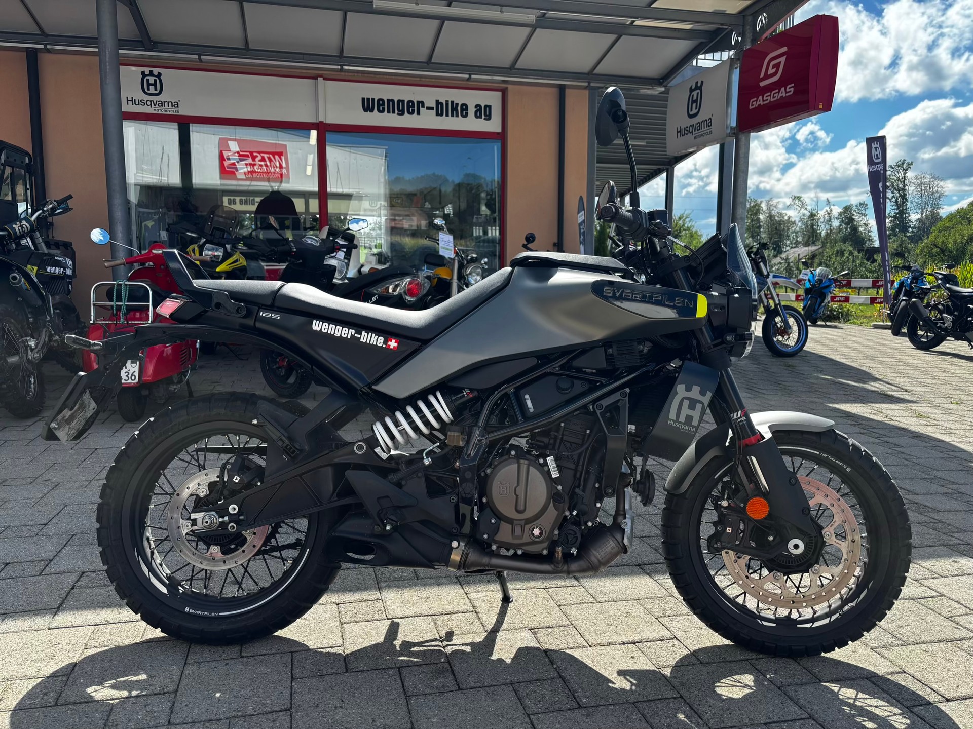 HUSQVARNA Svartpilen 125-image-0