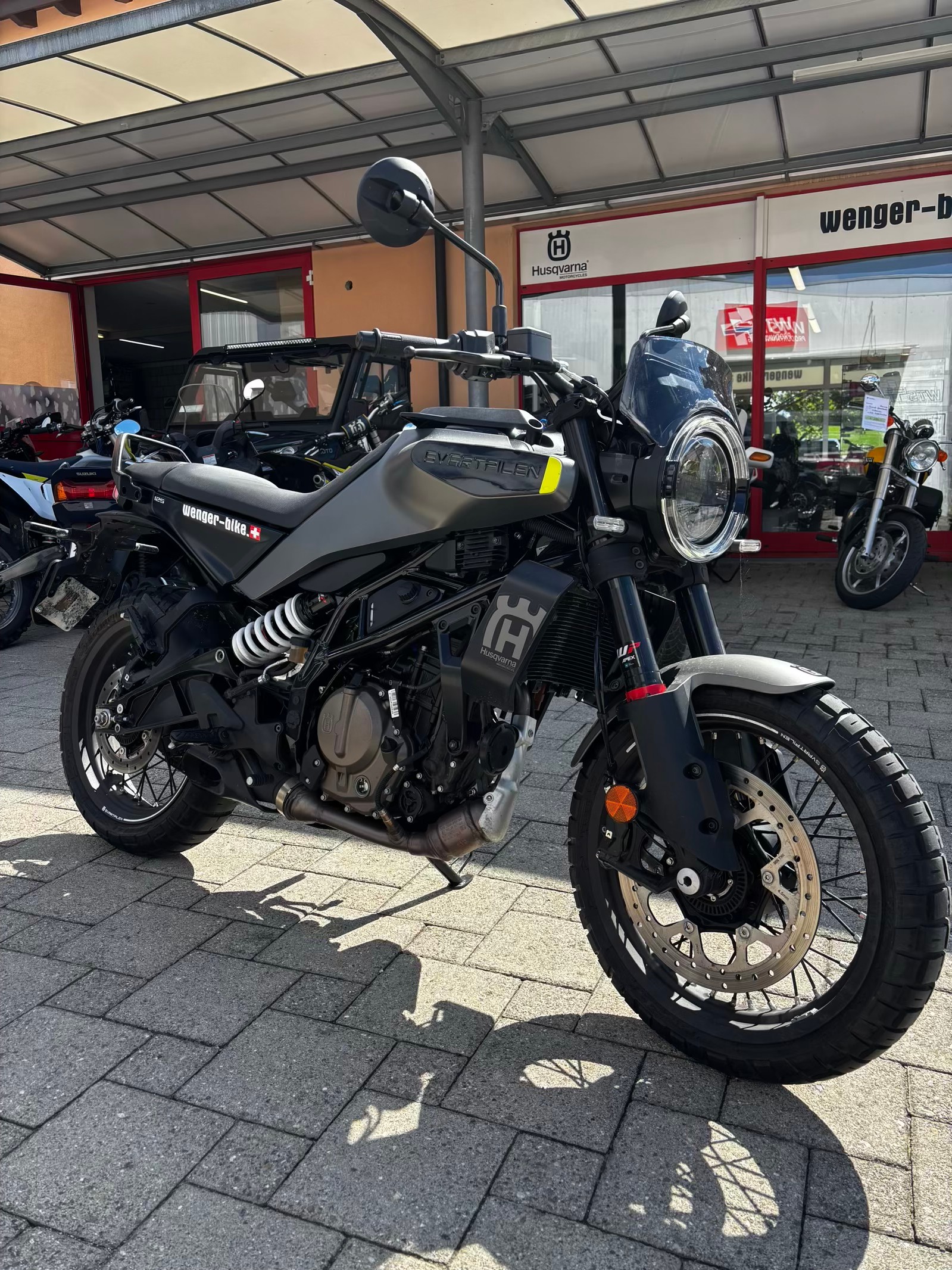 HUSQVARNA Svartpilen 125-image-4