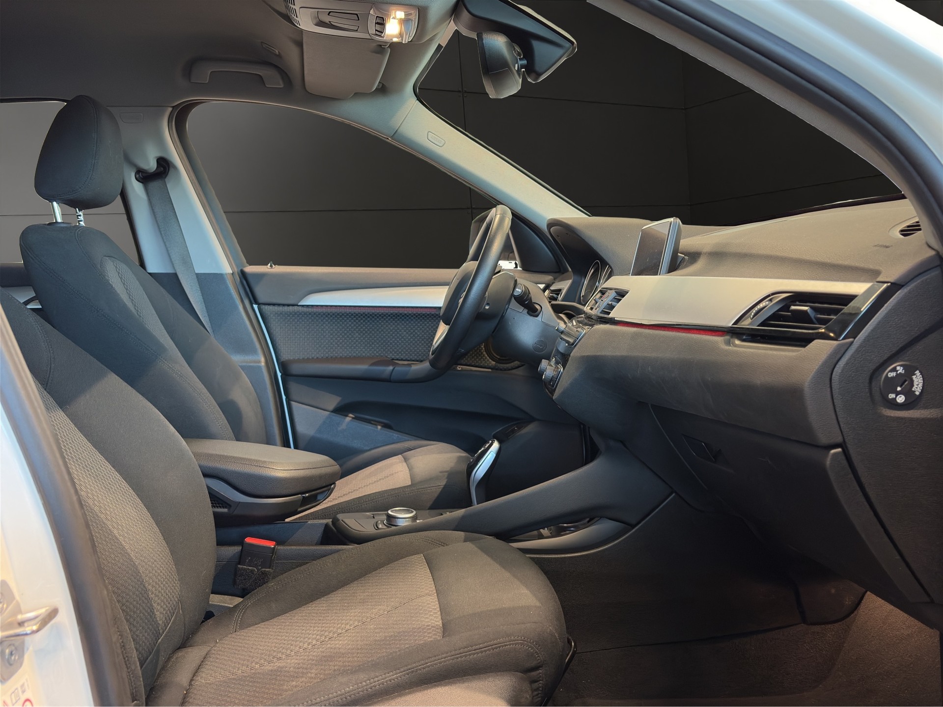 BMW X1 xDrive 18d Essential Edition Steptronic-image-16