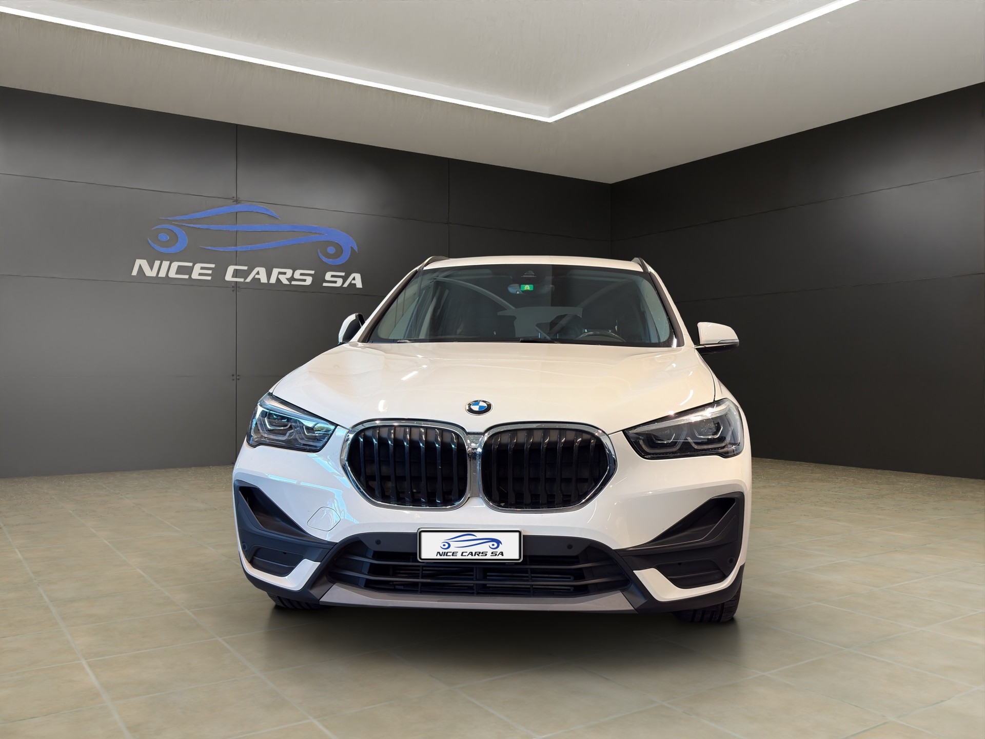 BMW X1 xDrive 18d Essential Edition Steptronic-showroom-element-2