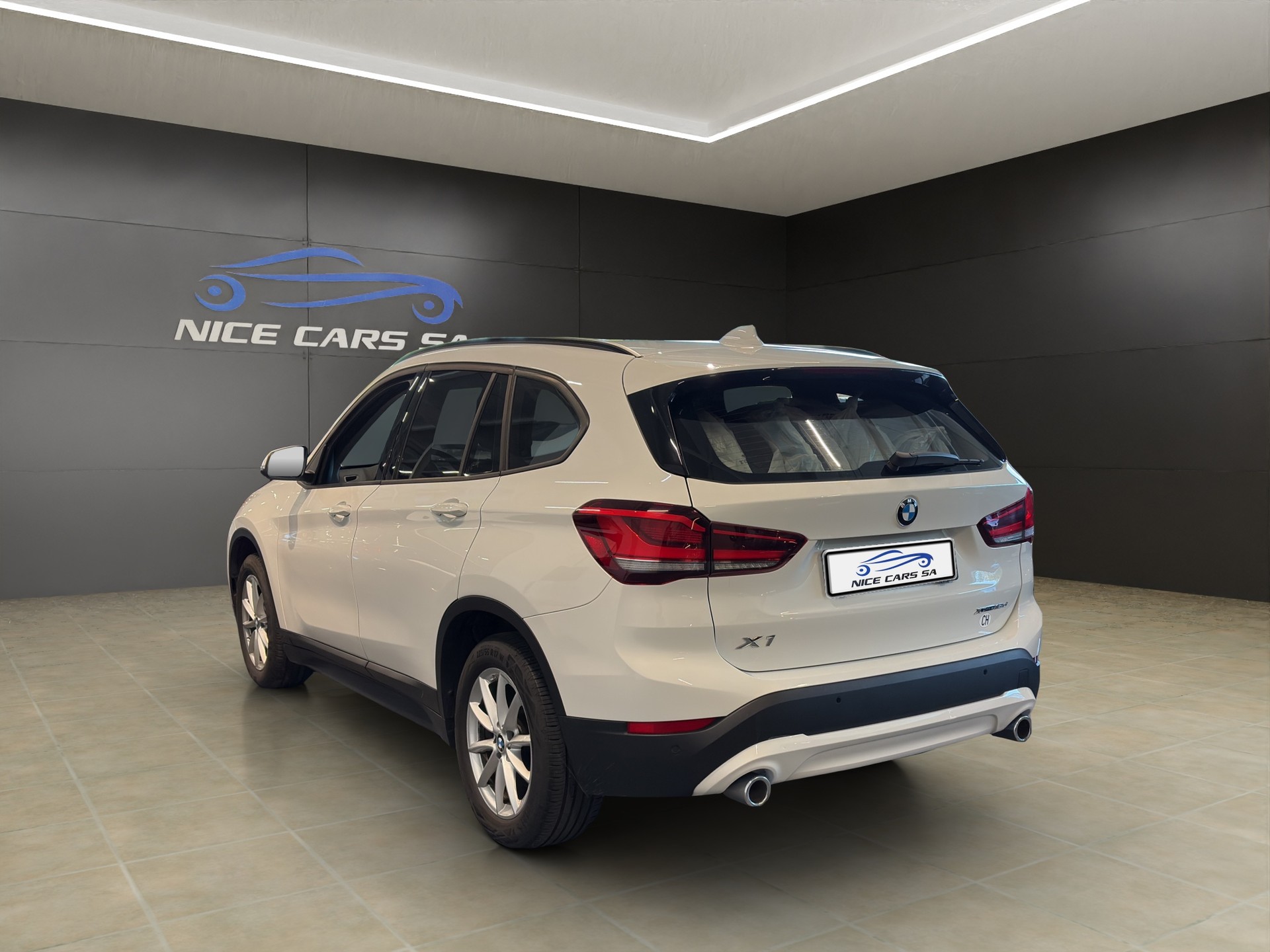 BMW X1 xDrive 18d Essential Edition Steptronic-image-4