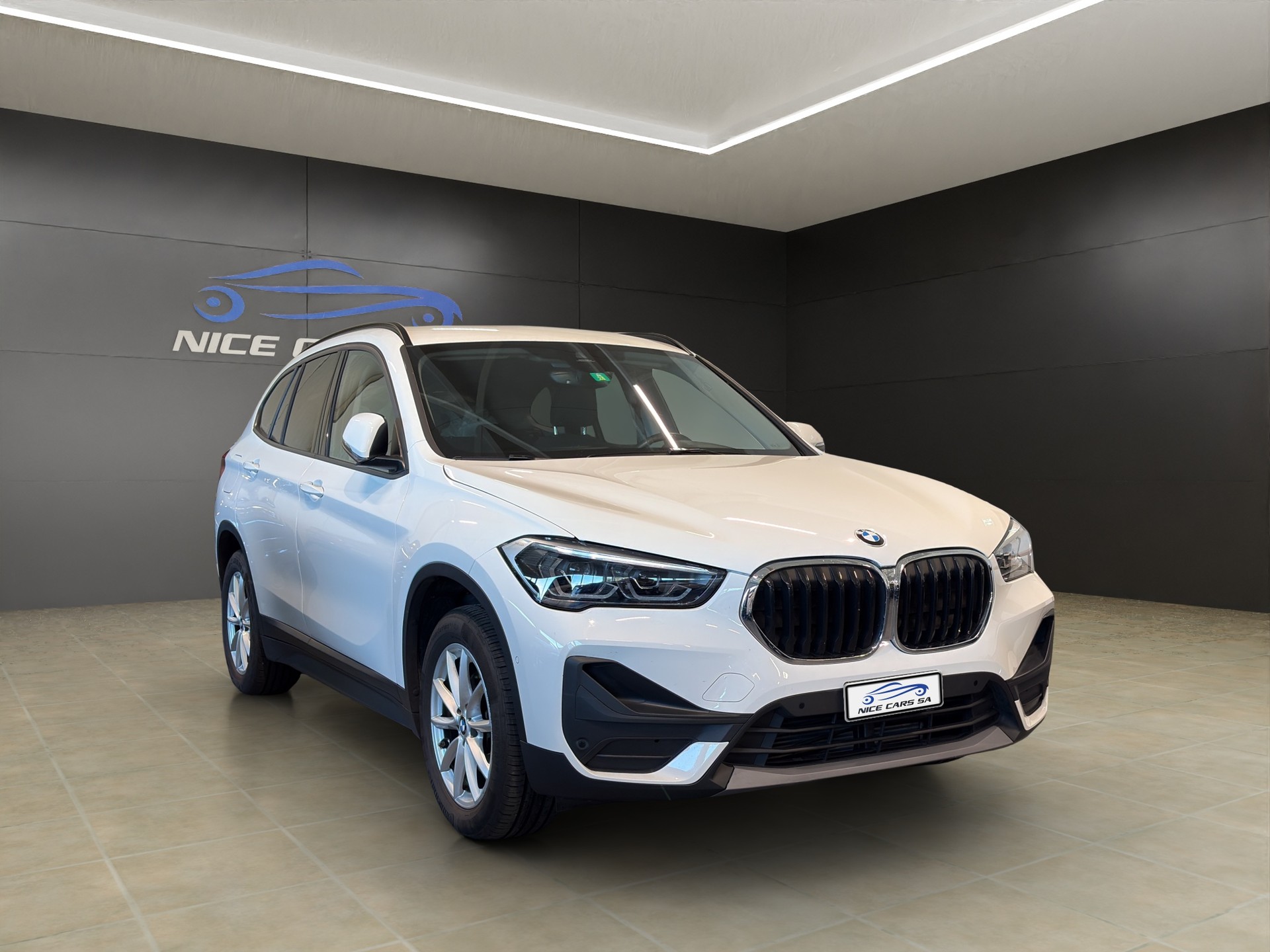 BMW X1 xDrive 18d Essential Edition Steptronic-showroom-element-1
