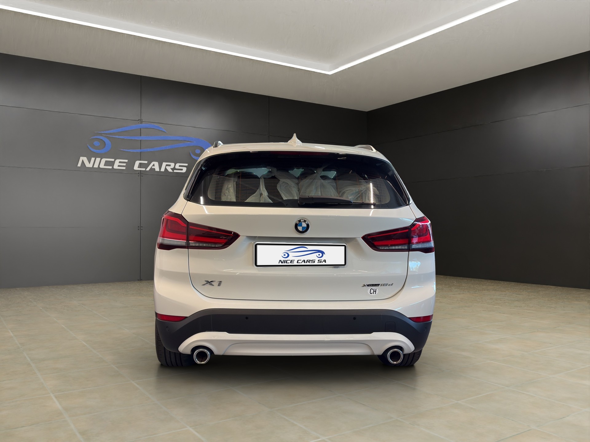 BMW X1 xDrive 18d Essential Edition Steptronic-showroom-element-3