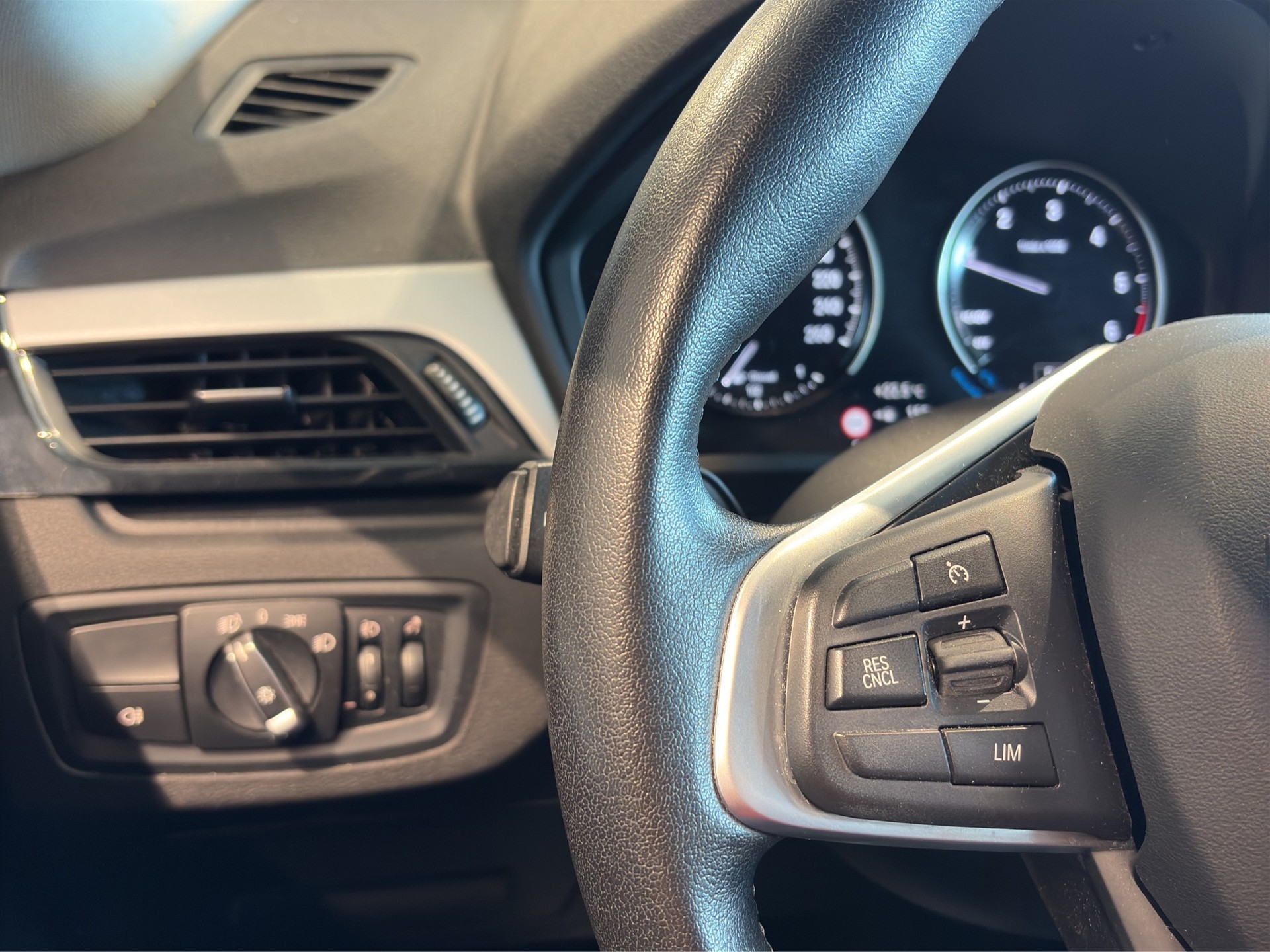 BMW X1 xDrive 18d Essential Edition Steptronic-image-11