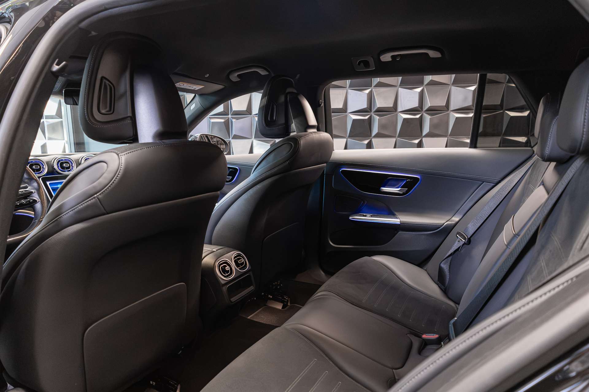 MERCEDES-BENZ C 220 d T 4Matic AMG Line-image-24