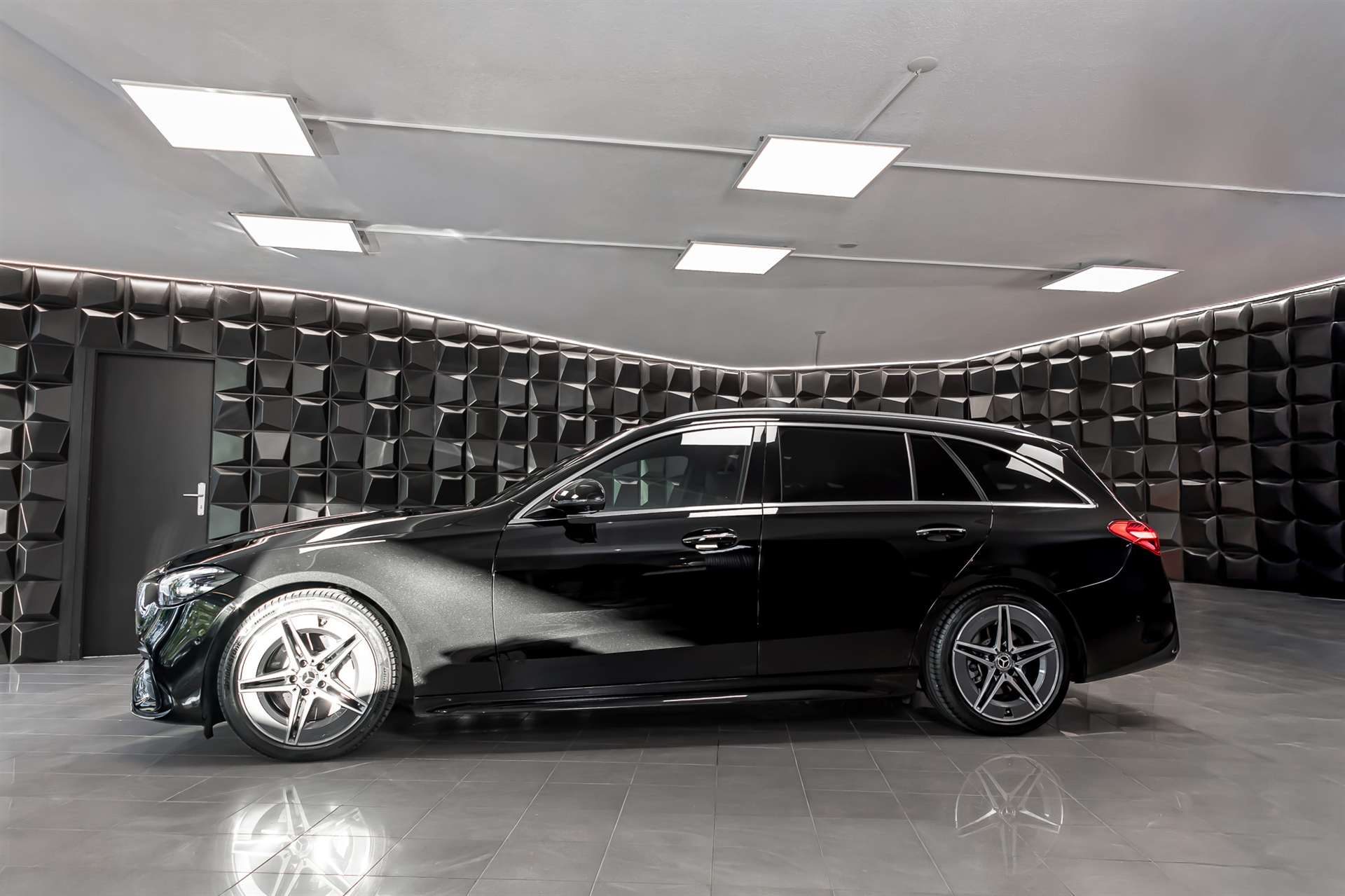 MERCEDES-BENZ C 220 d T 4Matic AMG Line-showroom-element-1