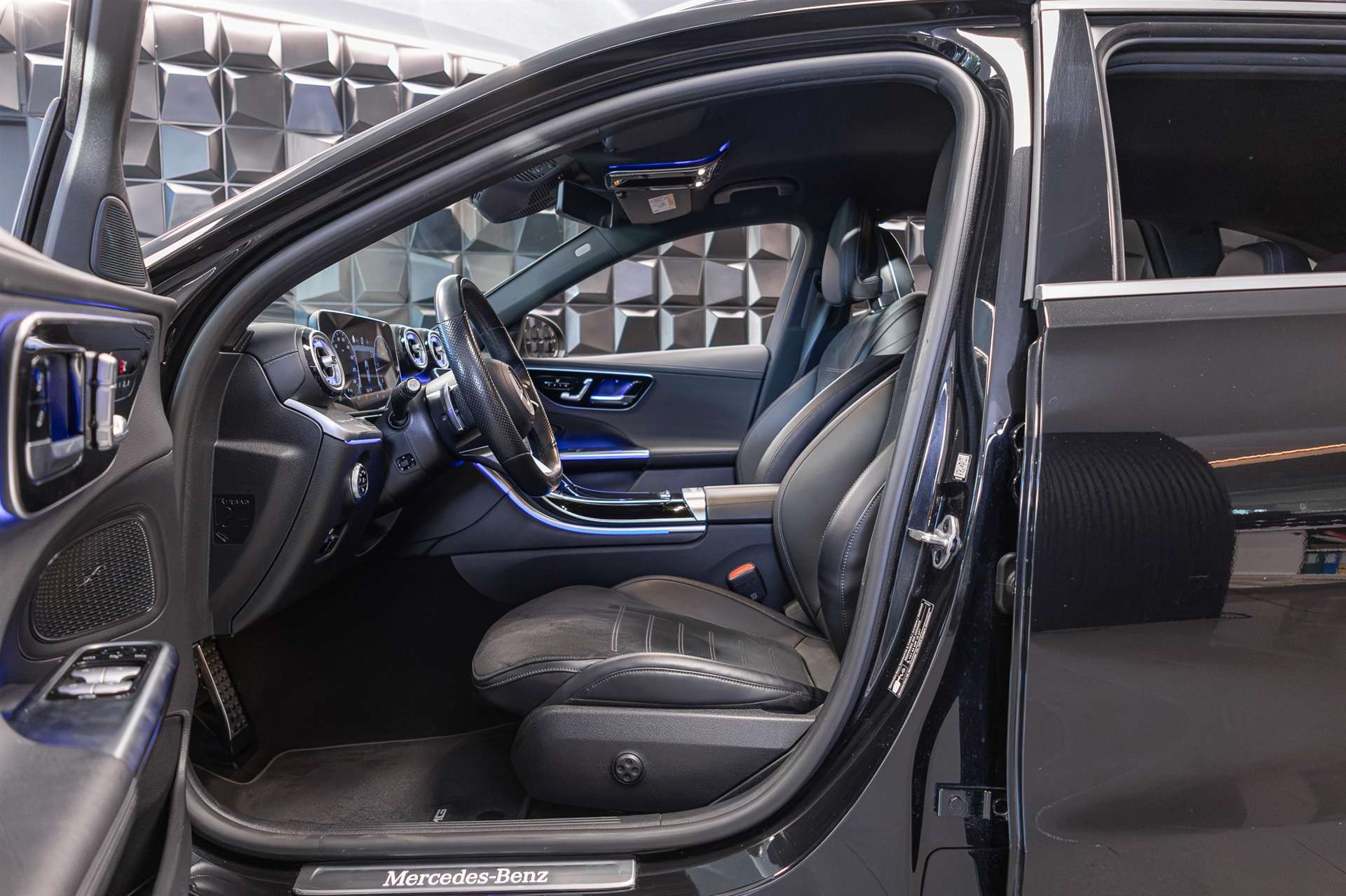 MERCEDES-BENZ C 220 d T 4Matic AMG Line-image-10