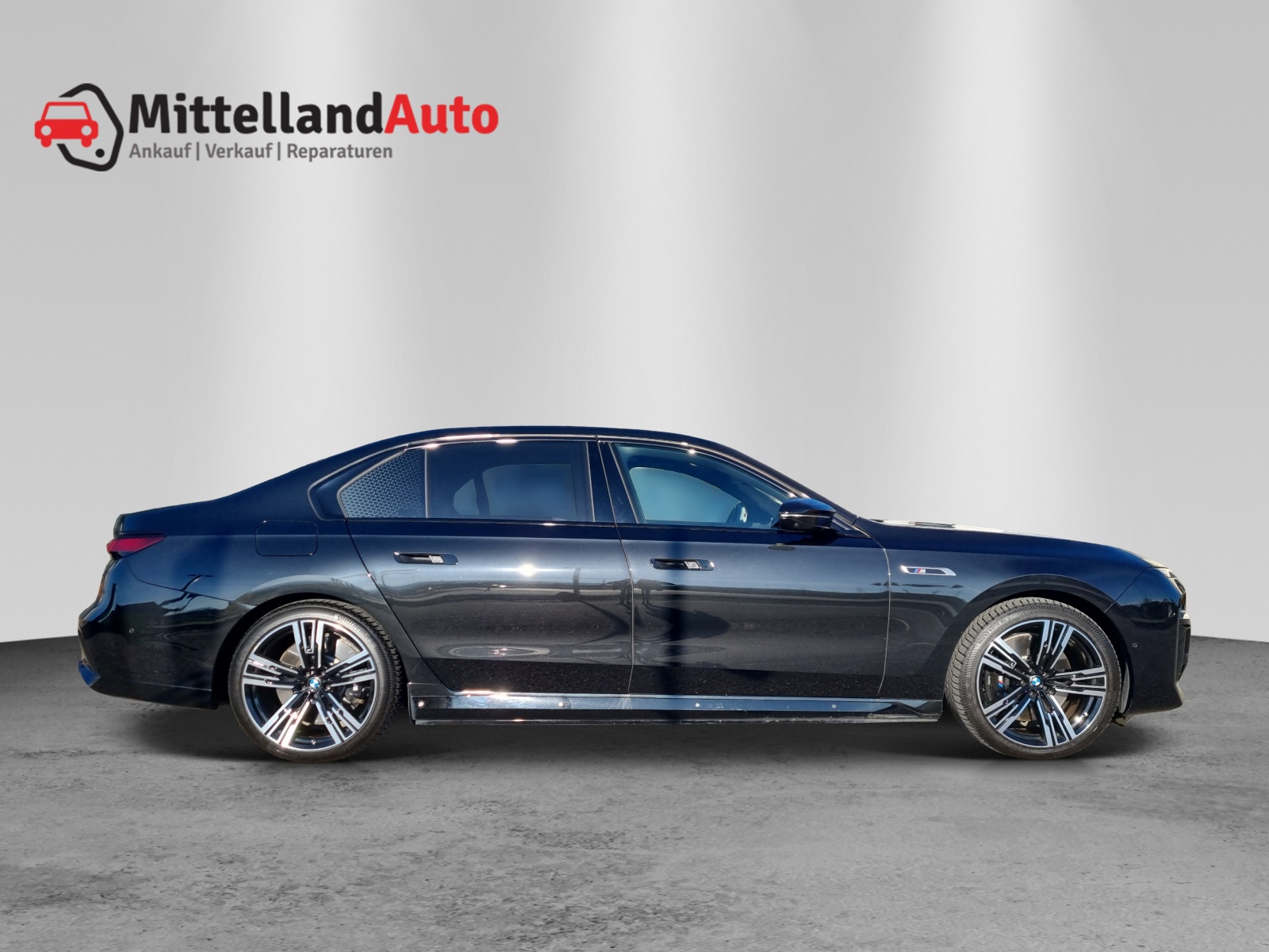 BMW M760e xDrive Steptronic-showroom-element-3