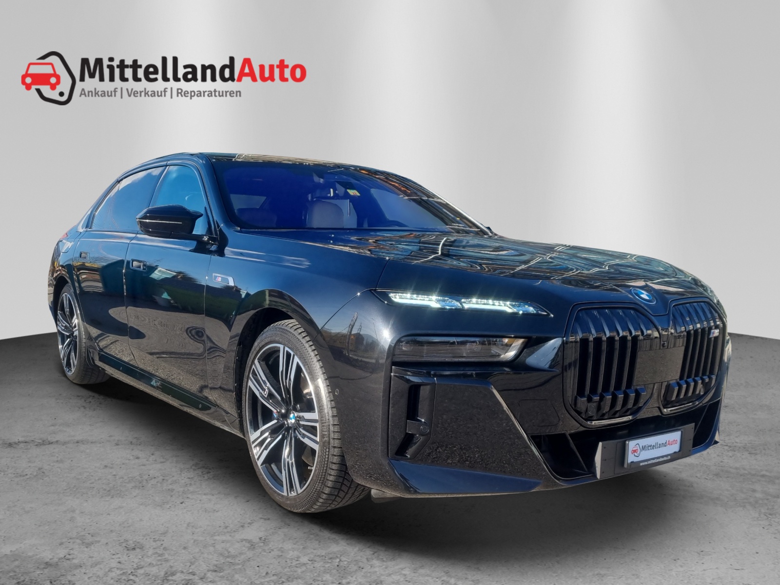 BMW M760e xDrive Steptronic-showroom-element-2