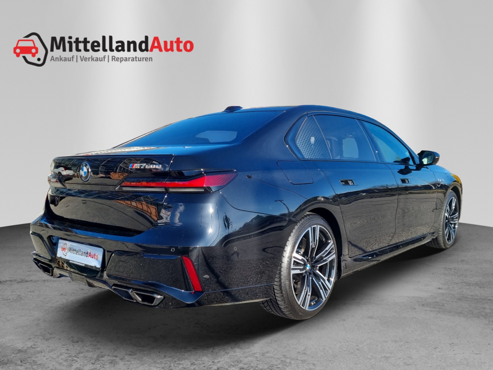 BMW M760e xDrive Steptronic-image-13