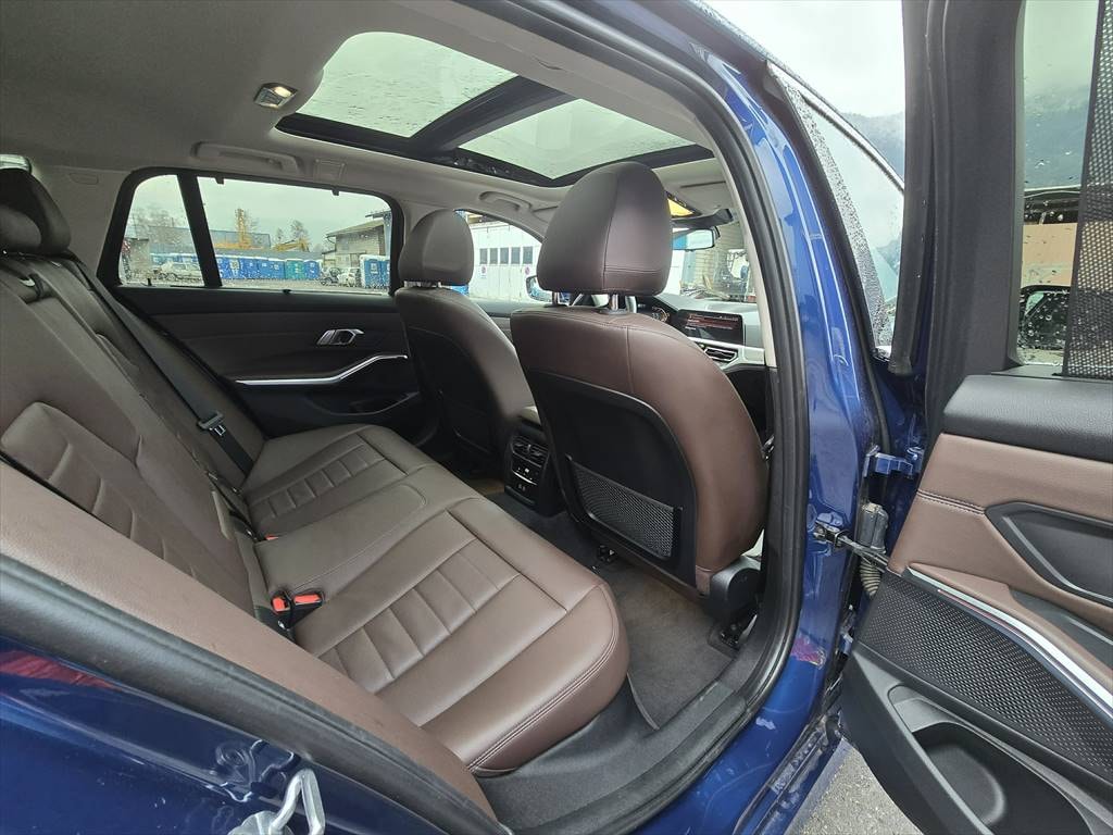 BMW 320d xDrive 48V Touring Luxury Line Steptronic-image-11