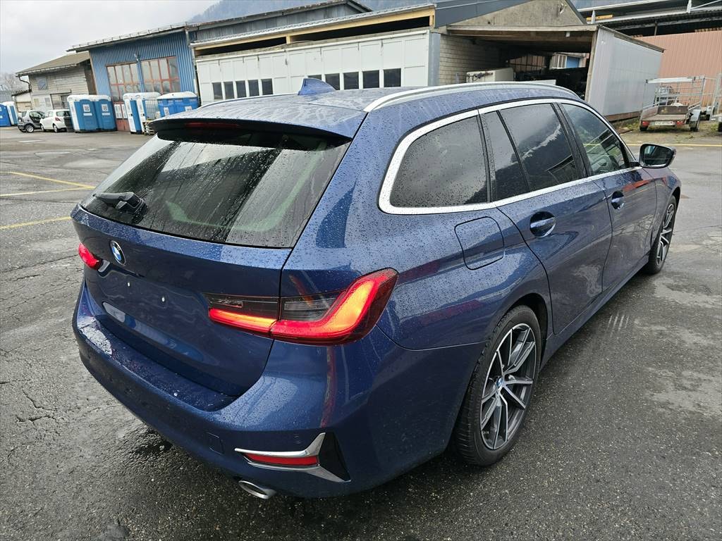 BMW 320d xDrive 48V Touring Luxury Line Steptronic-image-4