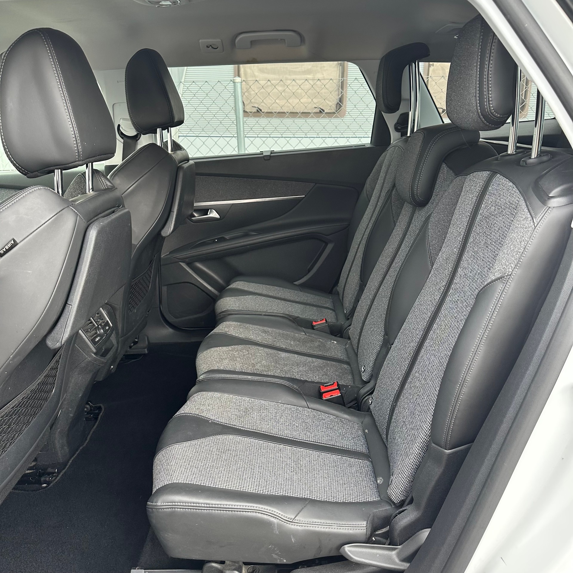PEUGEOT 5008 1.2 Pure Tech Allure EAT-image-27