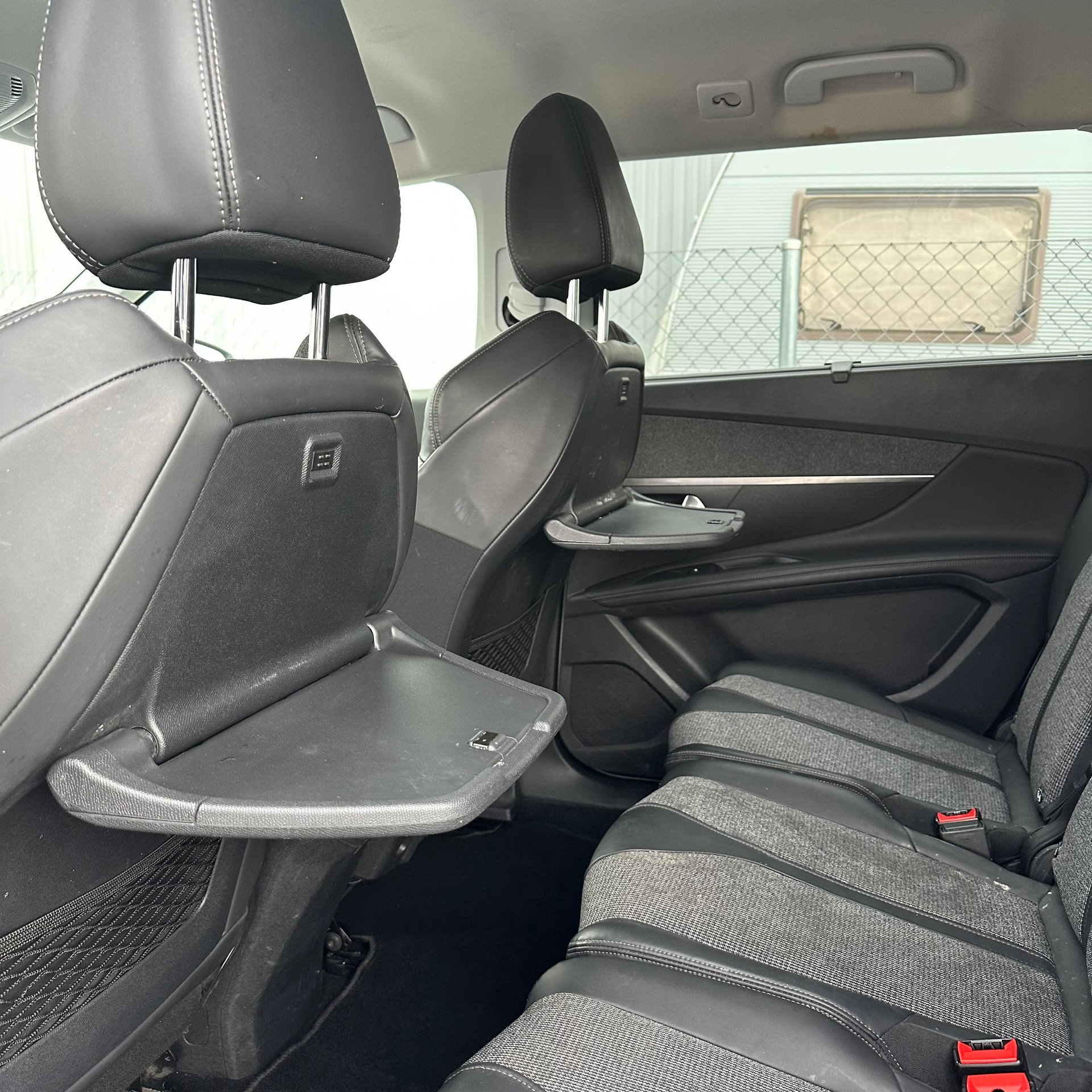 PEUGEOT 5008 1.2 Pure Tech Allure EAT-image-28