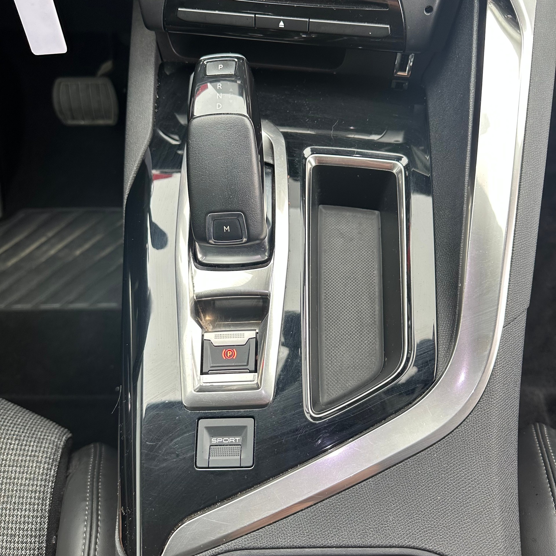 PEUGEOT 5008 1.2 Pure Tech Allure EAT-image-23