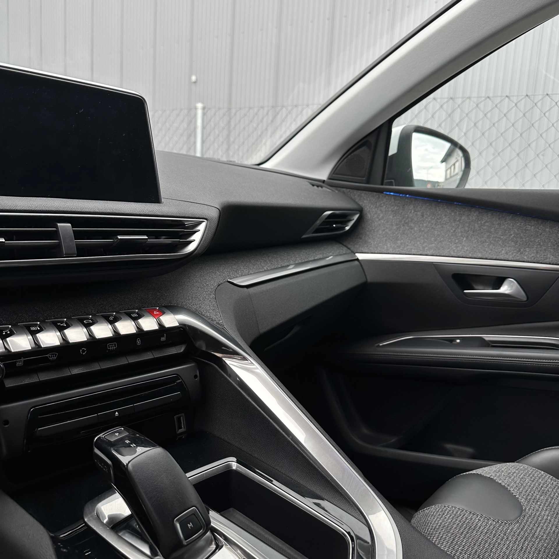 PEUGEOT 5008 1.2 Pure Tech Allure EAT-image-19