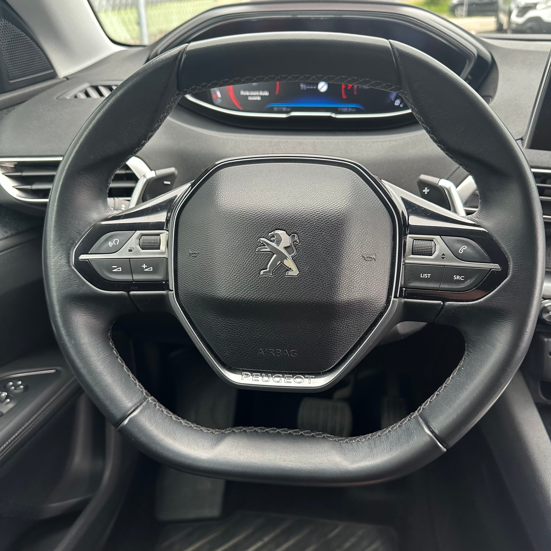 PEUGEOT 5008 1.2 Pure Tech Allure EAT-image-16