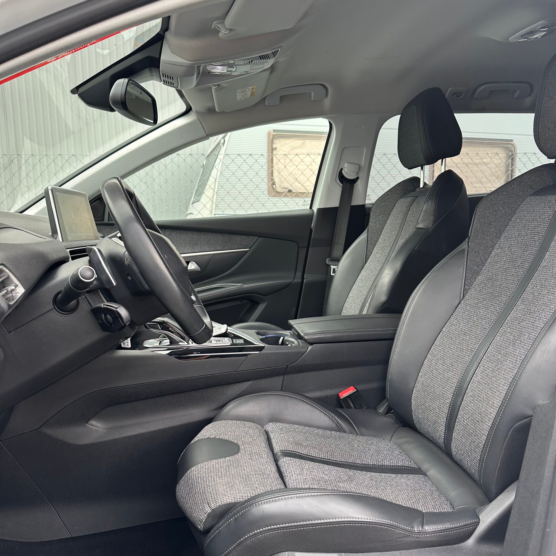 PEUGEOT 5008 1.2 Pure Tech Allure EAT-image-10