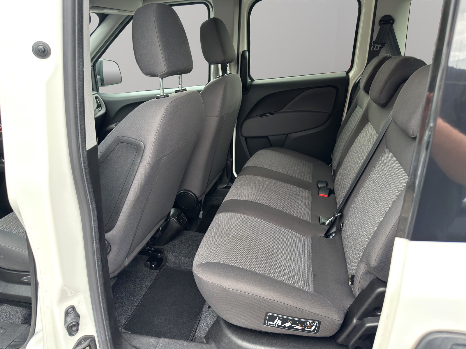 FIAT Doblò 2.0 JTD Emotion-image-11