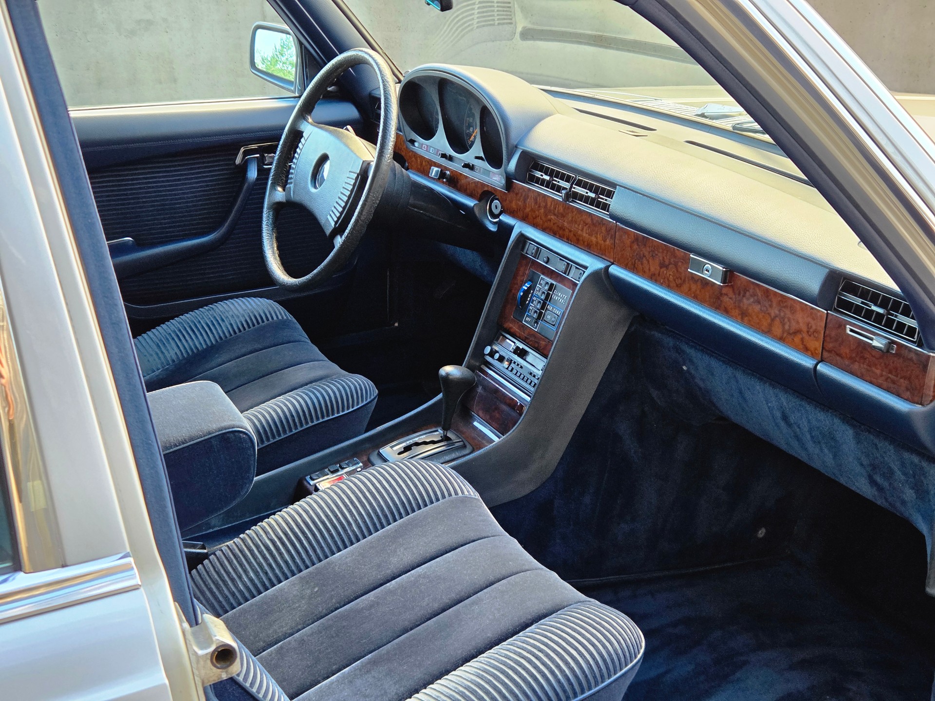 MERCEDES-BENZ 450 SEL 6.9 W116 - voiture CH - superbe état d'origine - 2 propriétaires - expertise vétéran du jour-image-11