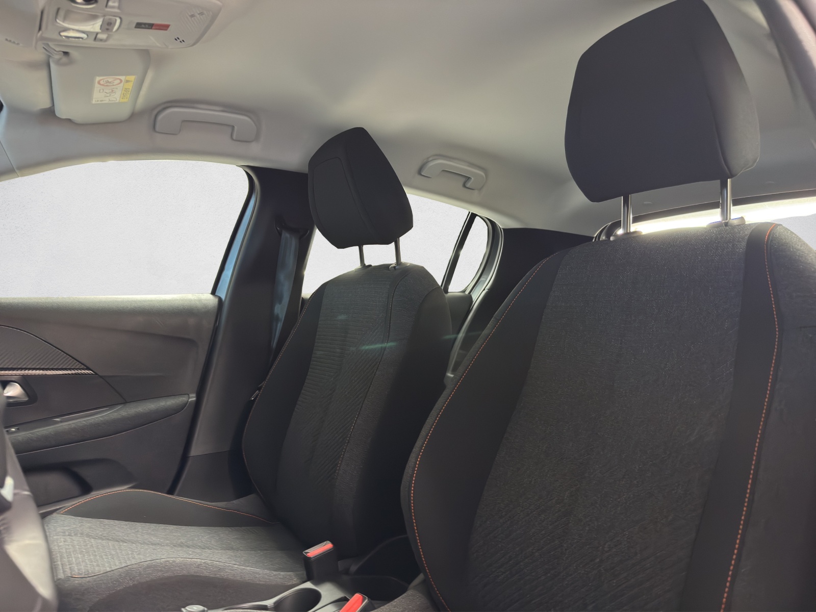 PEUGEOT 208 1.2 PureTech Style-image-12