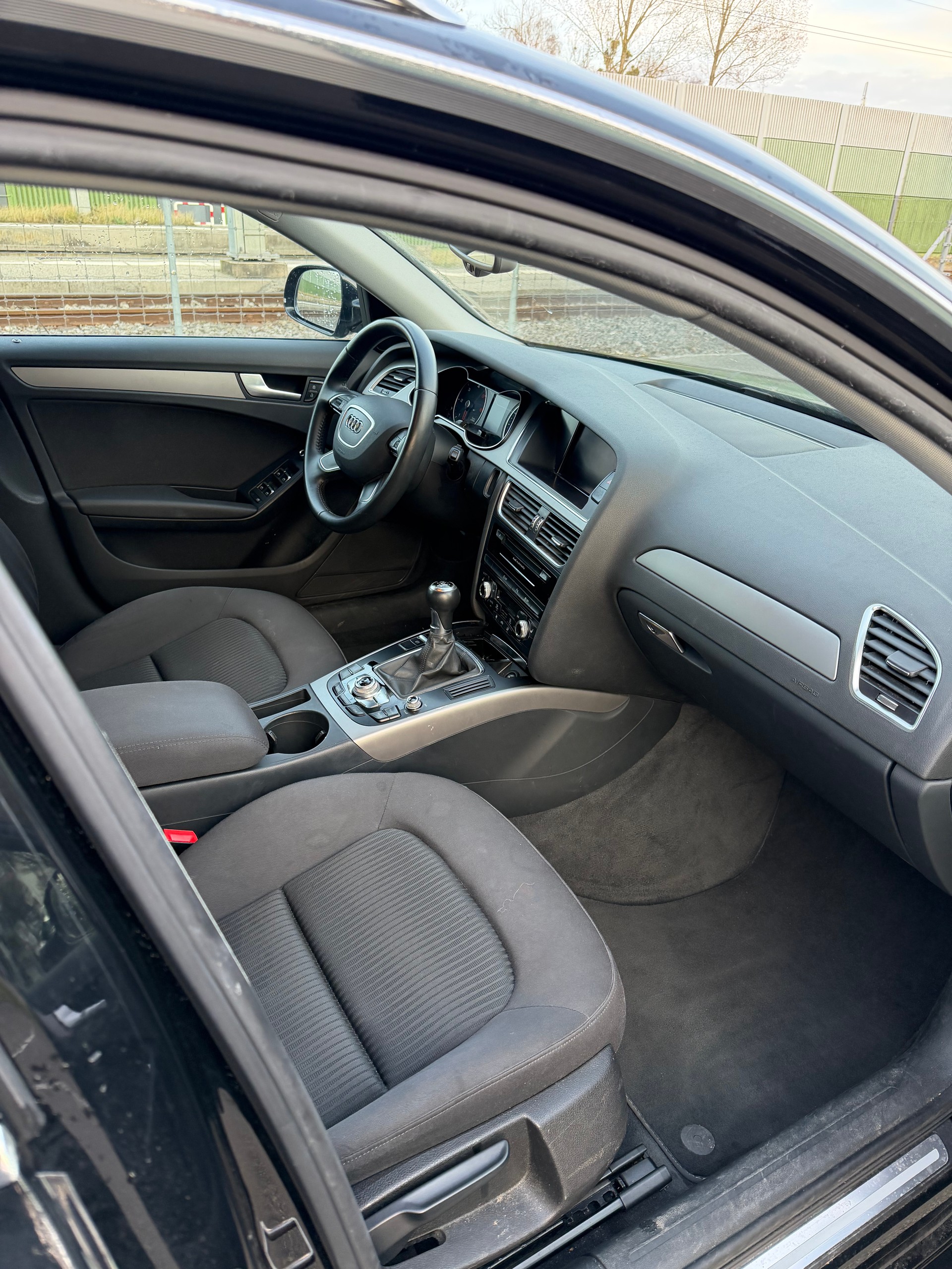 AUDI A4 Avant 2.0 TDI-image-9