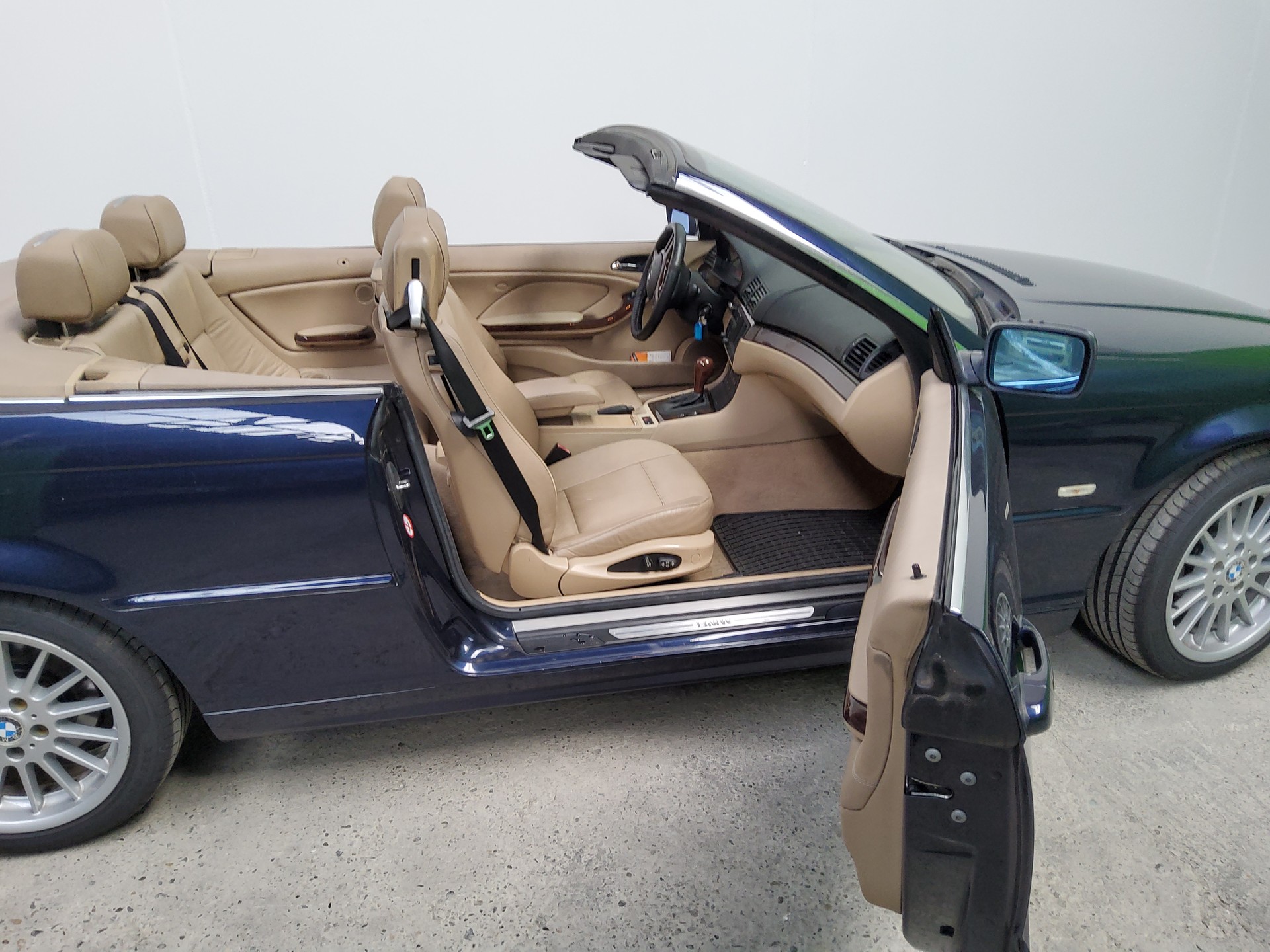 BMW 320Ci Cabriolet-showroom-element-3