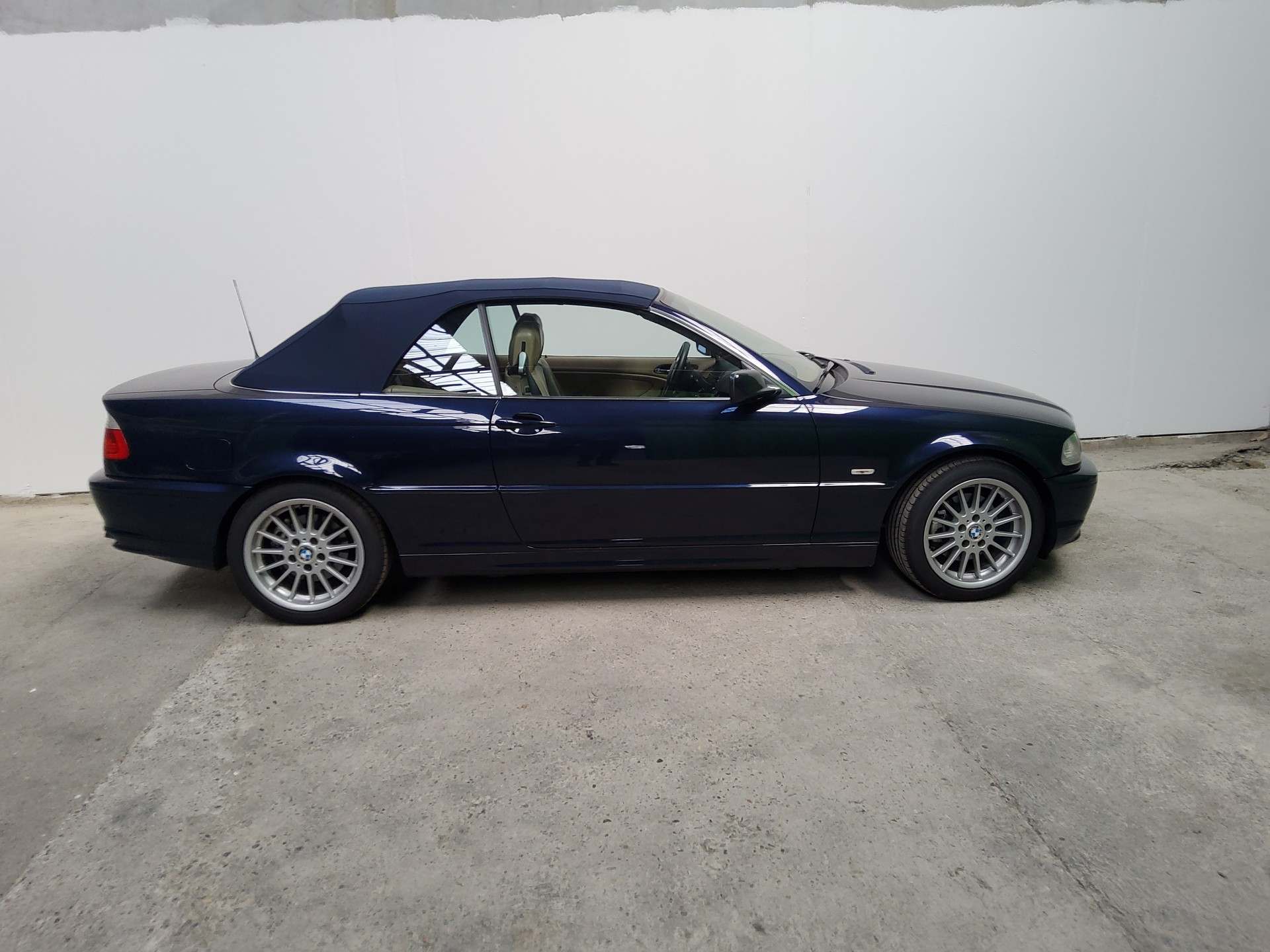 BMW 320Ci Cabriolet-showroom-element-2