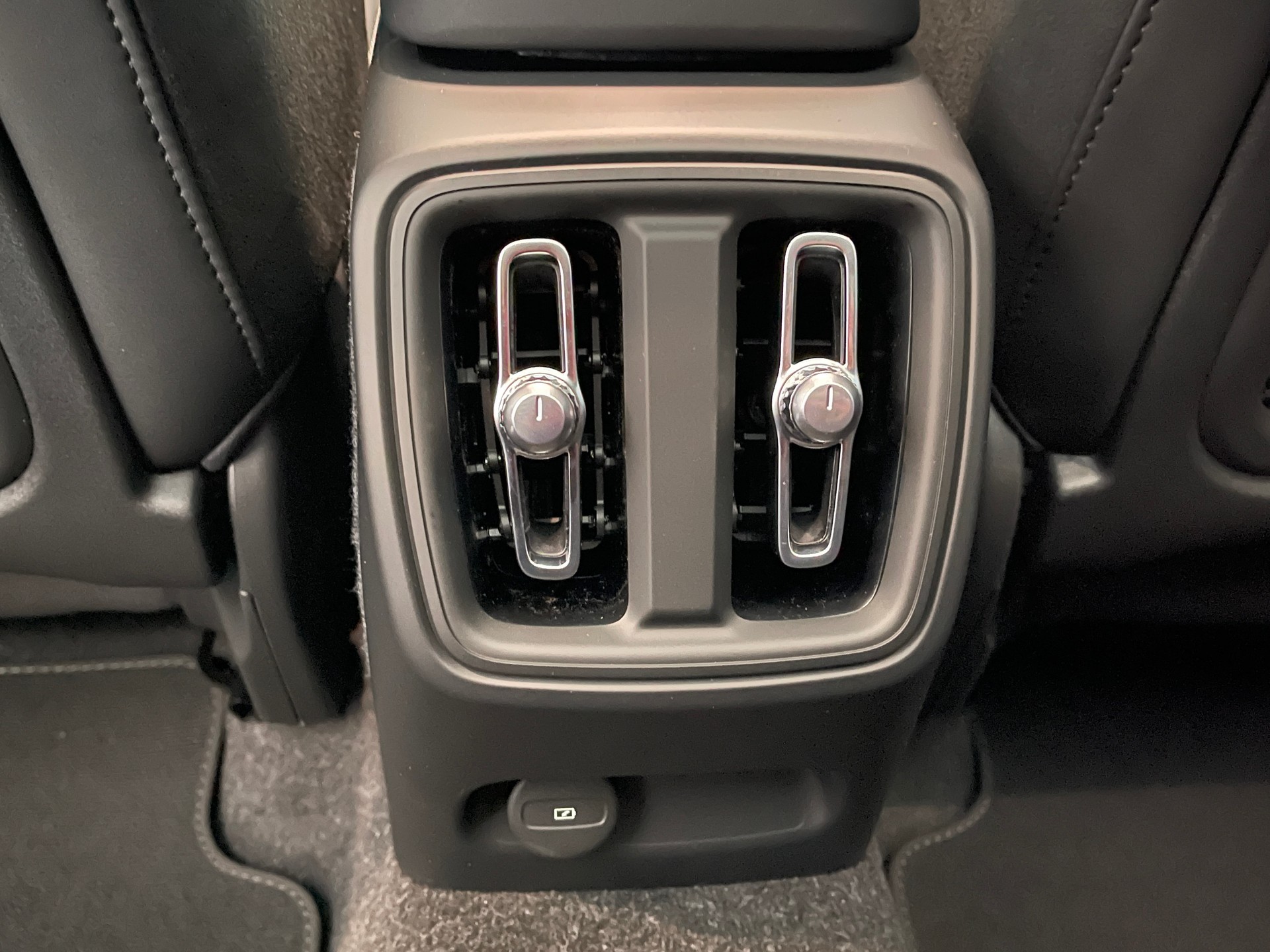 VOLVO EX40 Twin Black Edition AWD-image-8
