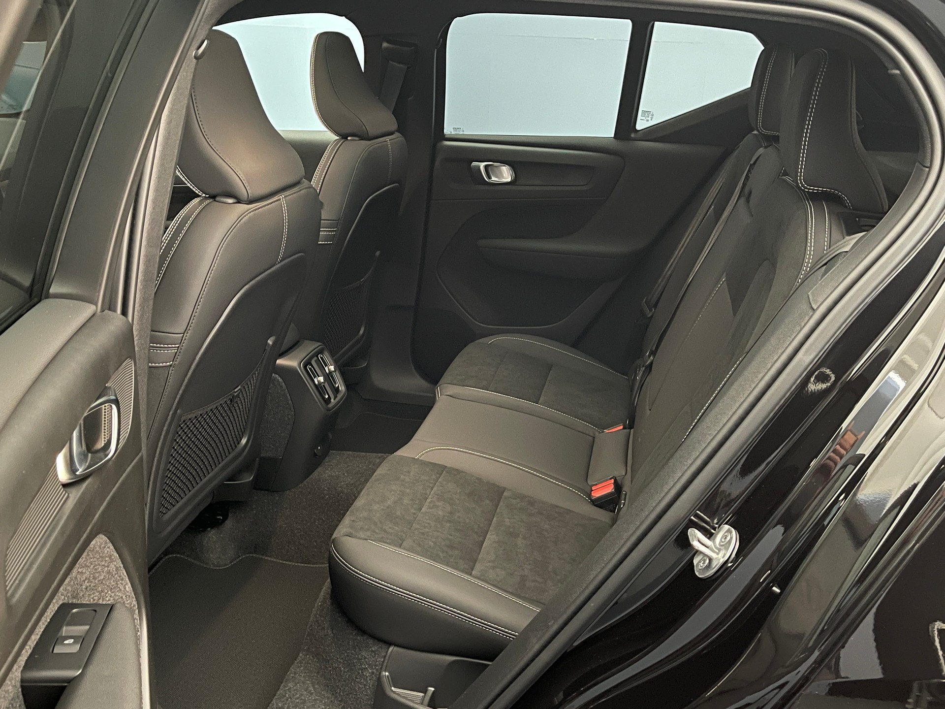 VOLVO EX40 Twin Black Edition AWD-image-10