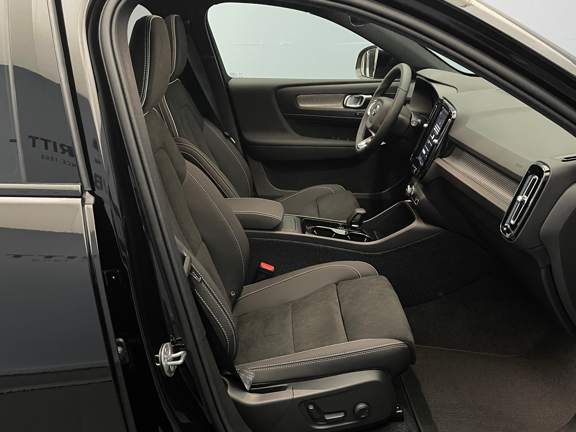VOLVO EX40 Twin Black Edition AWD-image-12