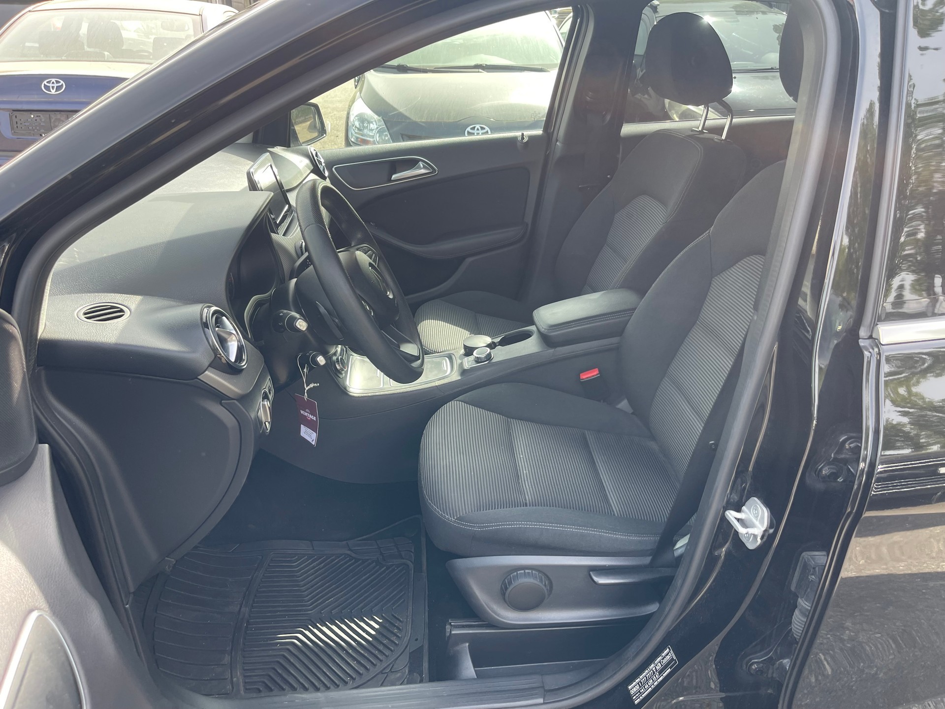 MERCEDES-BENZ B 180 Style 7G-DCT-image-8