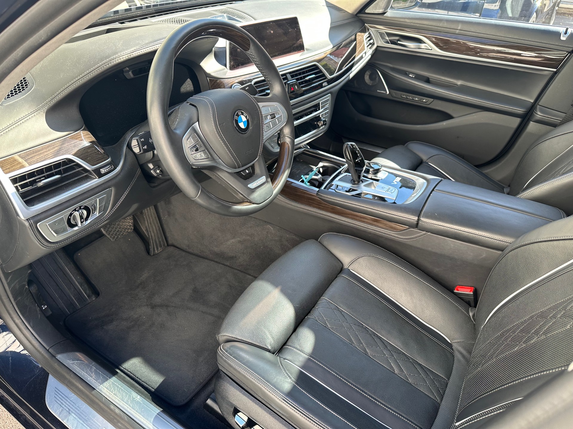 BMW M760Li xDrive Sport Getriebe-showroom-element-3