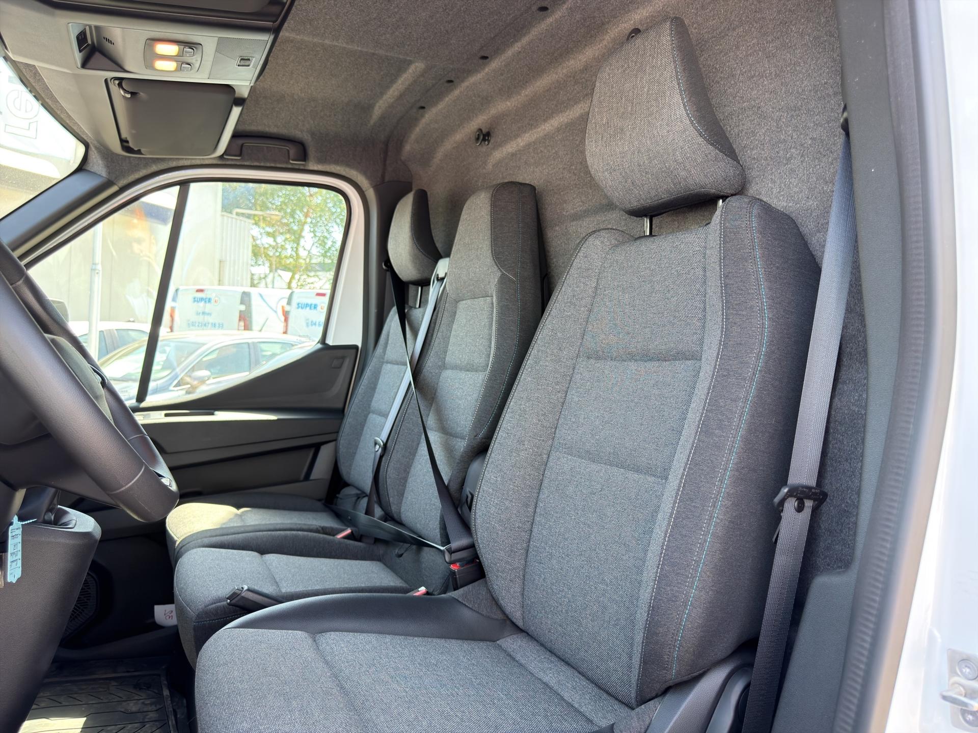RENAULT Master T35 2.3 Blue dCi 135 L3H2-image-18
