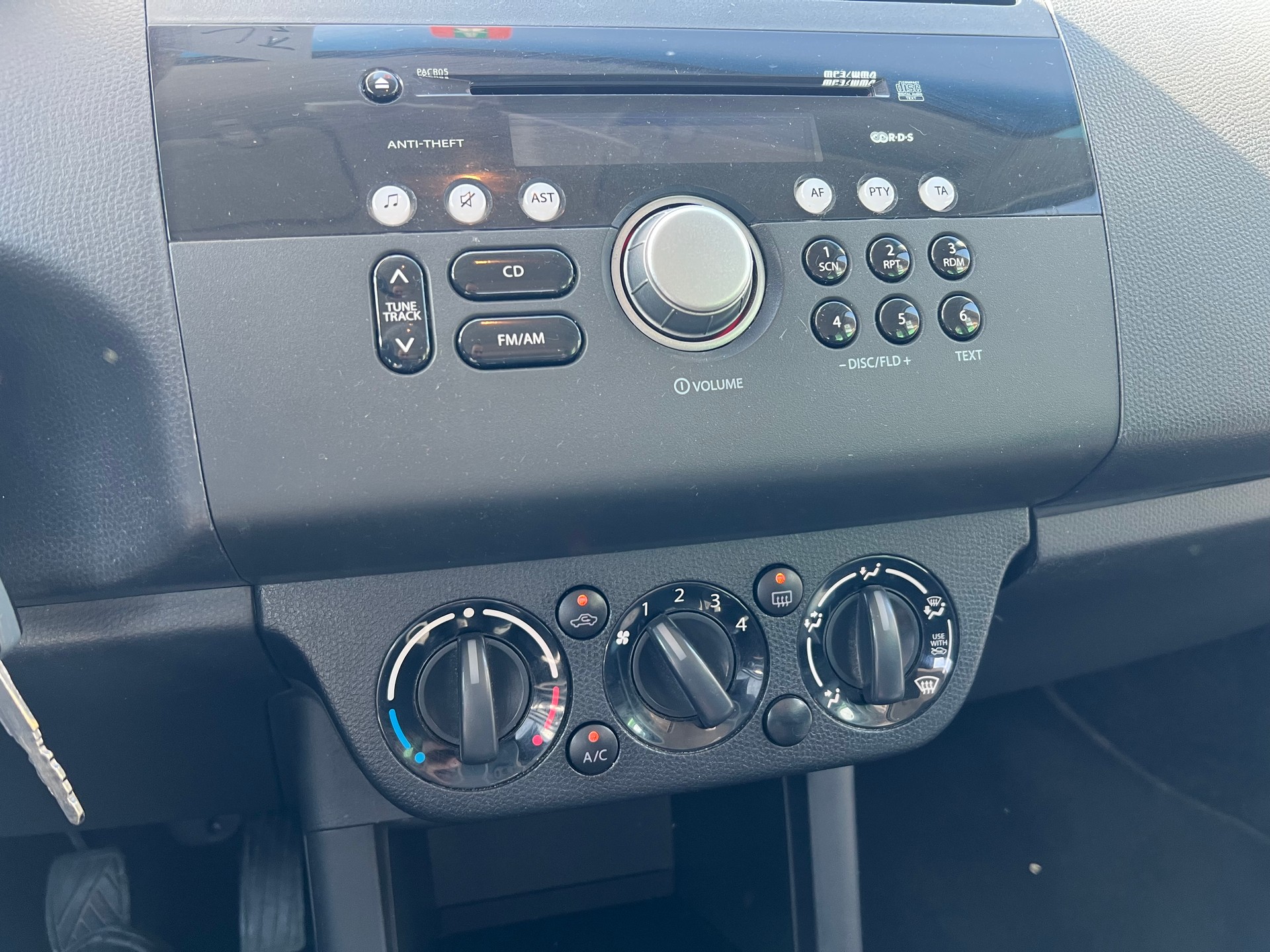 SUZUKI Swift 1.3i 16V GL Top-image-13