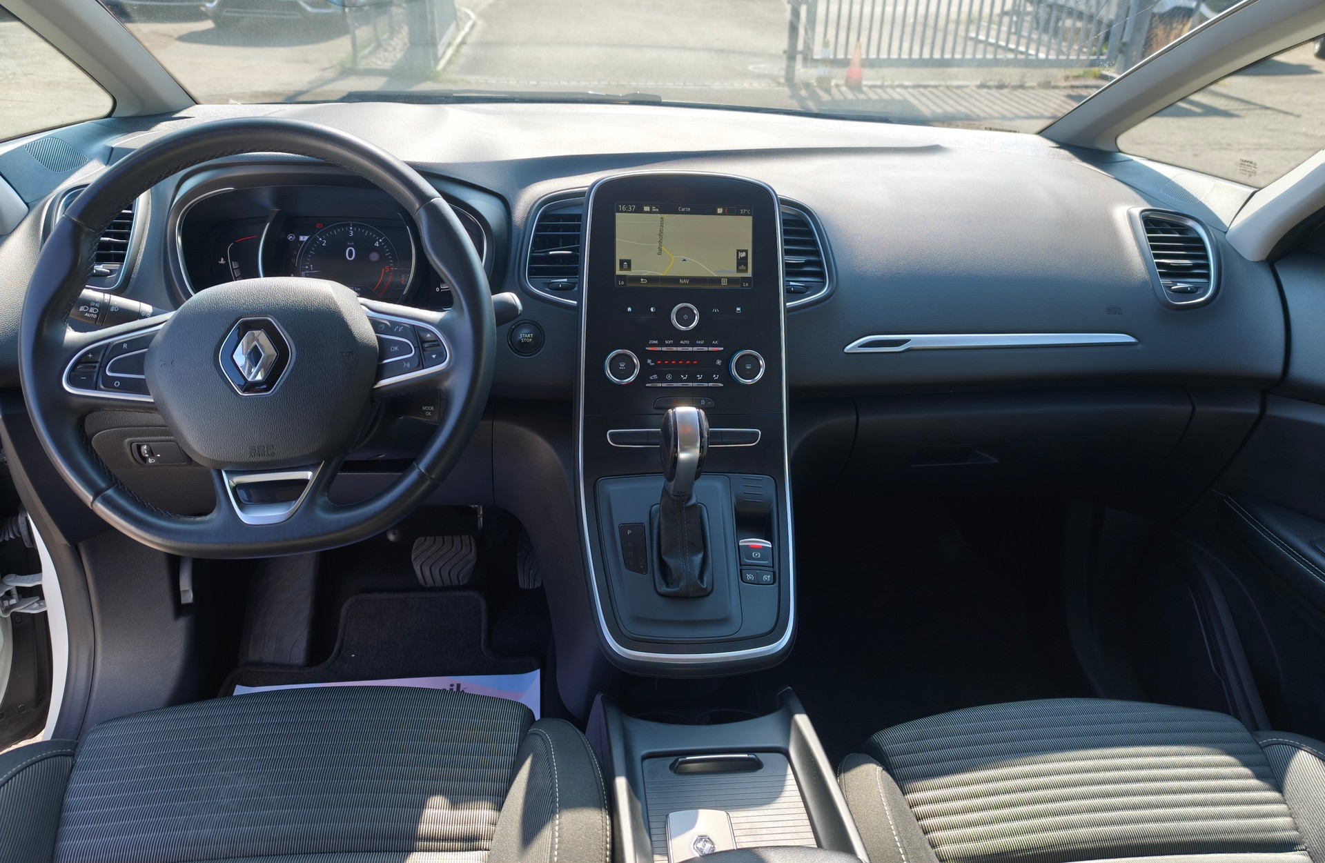 RENAULT GRAND SCENIC-image-9