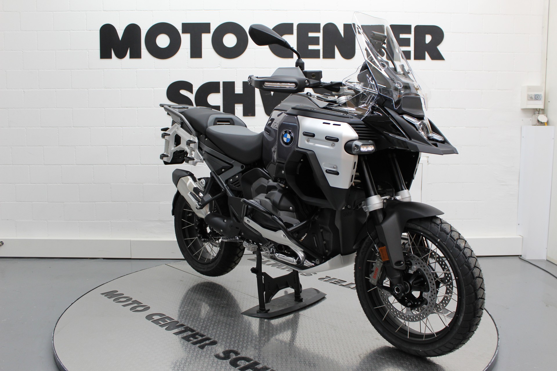 BMW R 1300 GS Adventure-image-1