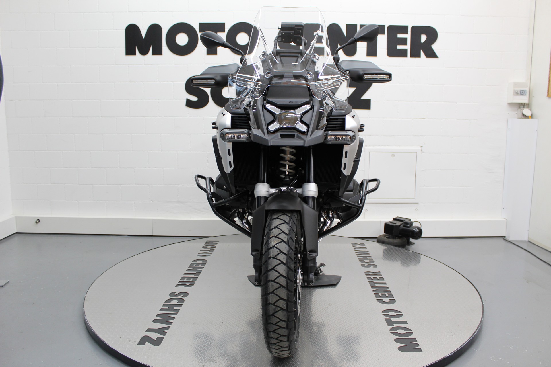 BMW R 1300 GS Adventure-image-2