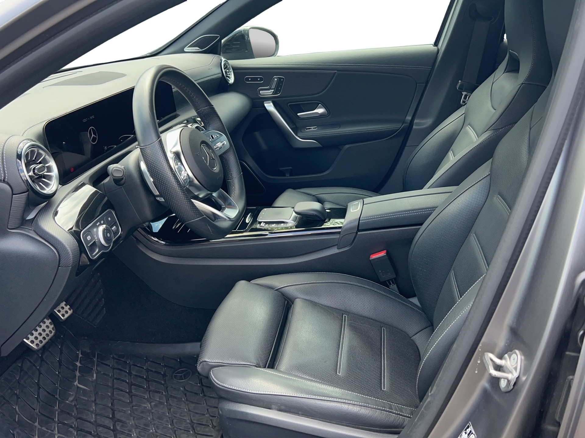 MERCEDES-BENZ A 220 d 4Matic AMG Line-image-8