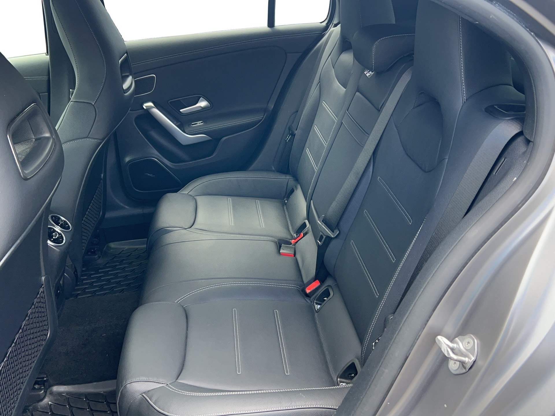 MERCEDES-BENZ A 220 d 4Matic AMG Line-image-10
